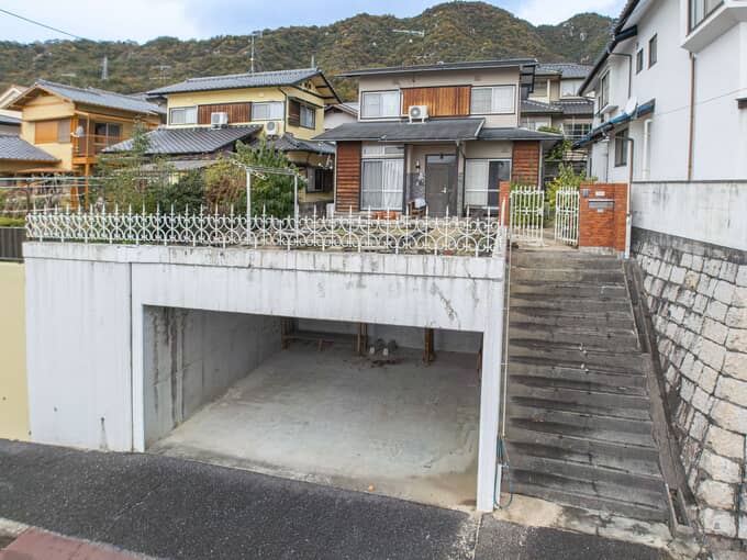 廿日市市 254553 八坂団地サンランド内の物件！2台駐車可能な掘り込み車庫付き2階建て住宅！