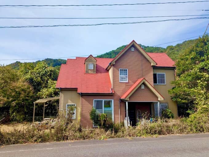 廿日市市 254307 道路に沿って長く広い敷地！ペット飼育、家庭菜園などあなた次第！吹抜のある二階建て住宅！