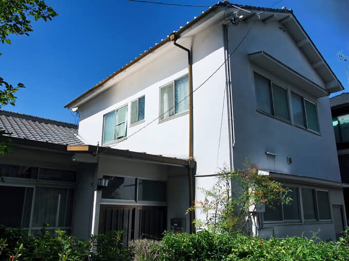 広島市 008 海近のリフォーム済住宅 似島桟橋から徒歩１分の立地にあり、直ぐ近くには海があります。平成19年にリフォームされ、外にはスロープがあり、勝手口を通ってダイニングまで車いすで入ってくることが出来ます。