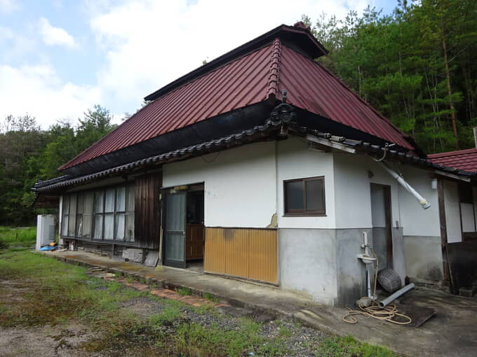 三次市 208 三良坂I.Cから近く、便利の良い立地。広い空き地付きの物件。