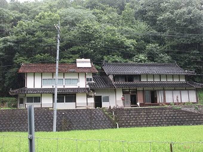三次市 192 三次市中心市街地まで10分圏内！納屋の真横に家庭菜園ができる土地付のおうち。