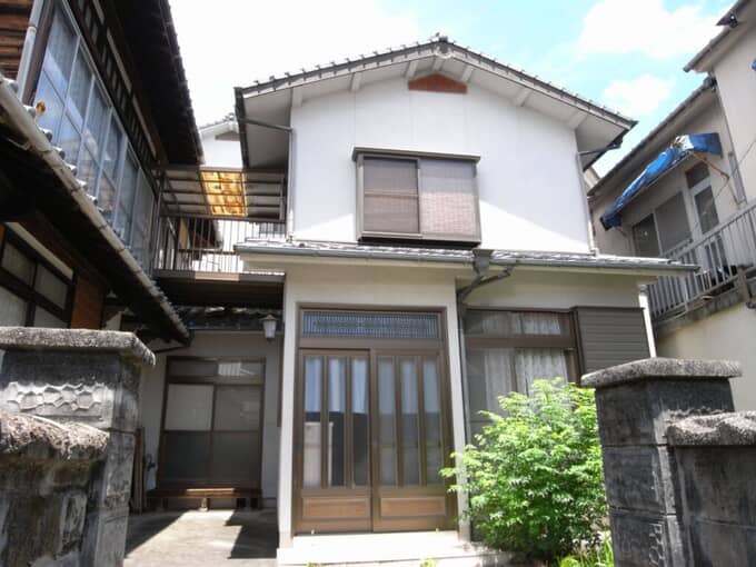 広島市 007 海近の農家型住宅 フェリー乗り場から徒歩１分という海の近い場所にあり、とても利便性がいい場所に建っています。とても広くキッチンが２つ。縁側には虹梁があり、島にある家というより、中山間地にある家、という感じです。