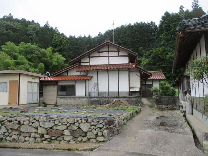 三次市 153 のどかな田園風景の中にある縁側のある家。