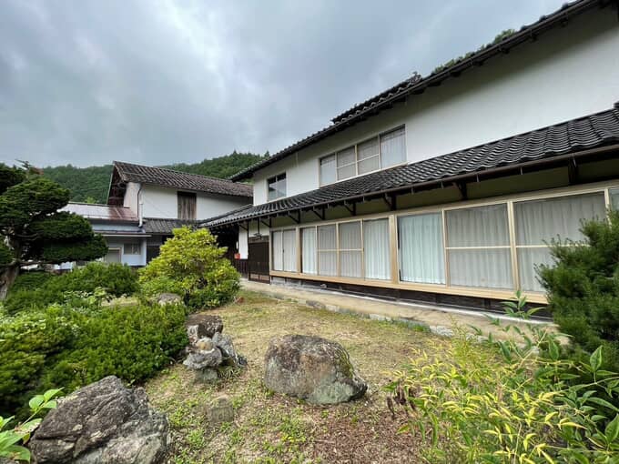 庄原市 2037 大きな庭がある二階建ての物件です。