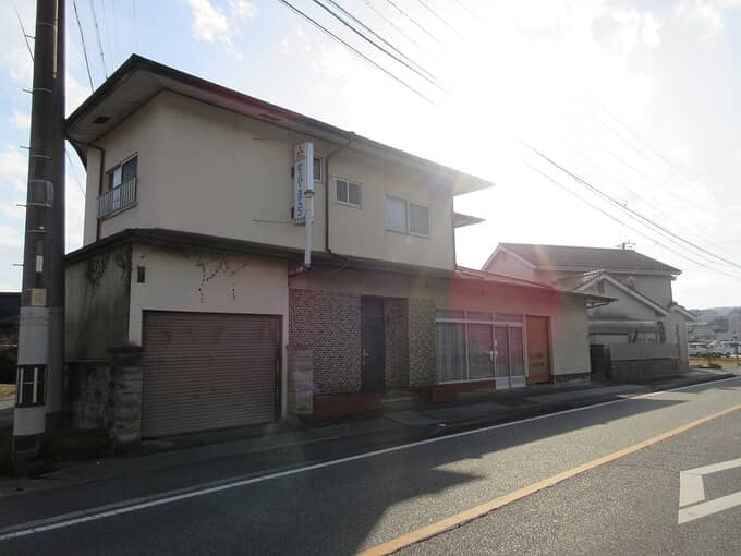 三次市 119 ある程度リフォームされている、2階建ての店舗付き物件。