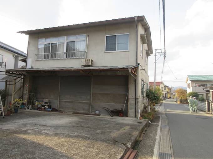 三次市 118 三次駅まで徒歩圏内。三次市の中心部に立地する、ガレージ付き物件。