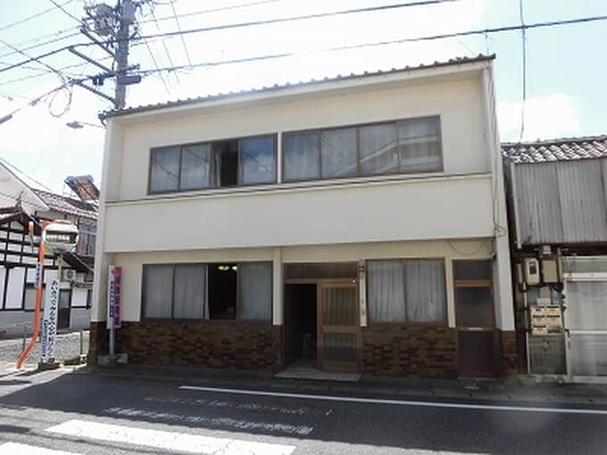 北広島町 445 間口が狭く奥に長い中庭のある造りです！ 建築年度の古い別棟は建物全体の造りが古民家風で趣があります。