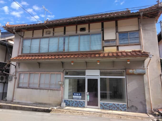 庄原市 4026 店舗兼住宅の二階建て物件です。中にカウンターがあります。