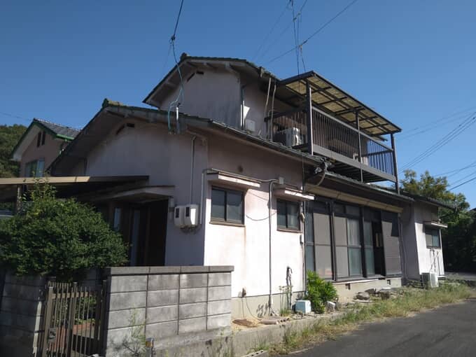 竹原市 171 船出に適した海近くのお家。 フェリー・バスのアクセスが充実しているため、生活スタイルに合わせて利用できます。海と山の間に位置し、景色も広々としています。