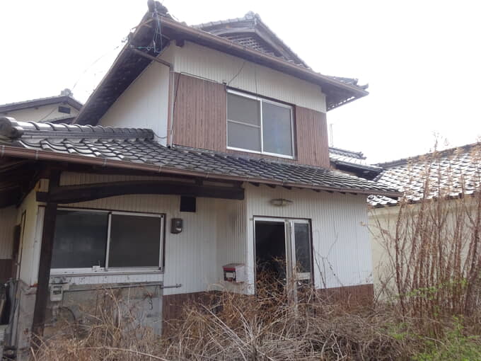 坂町 R05-坂039 中村地区の大きな庭の自分ハウス コンパクトな建物なので、DIYにチャレンジして、自分好みにリフォームできます。