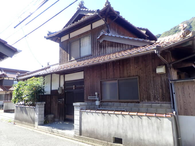竹原市 154　雄大な門構えと広々とした収納を持つ物件。