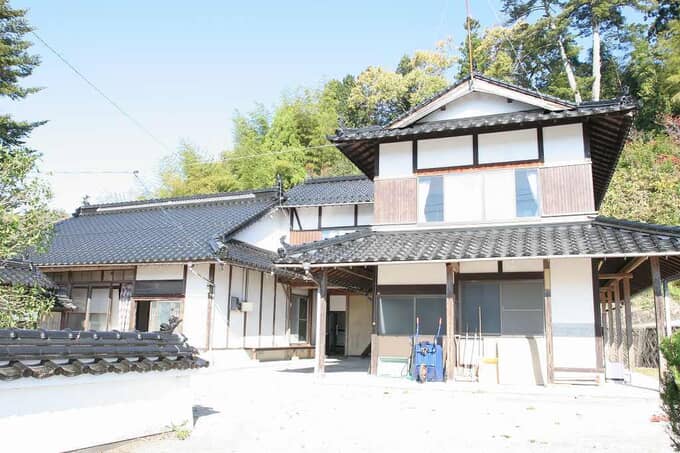北広島町 368 大家族でも大丈夫！広い庭は日当たりも抜群 部屋数が多く、物置・倉庫もあり。日当たり抜群な広い敷地で、ゆったりとした田舎生活にあこがれる人に適しています。