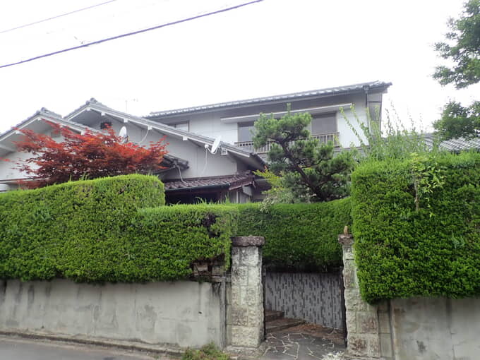 竹原市 143 広々とした間取りと収納スペースの物件 庭木のたたずむ物件。豊富な部屋数と広い空間はファミリー世帯におすすめです。