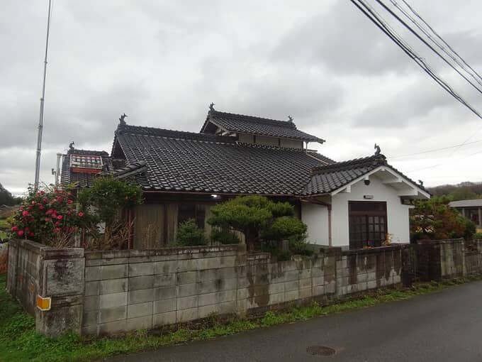三次市 88 母屋・牛舎・倉庫2個がついている物件