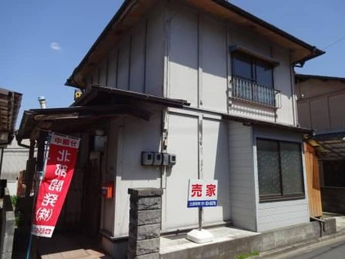 三次市 33 屋根付き駐車スペースあり。出窓やベランダのある物件